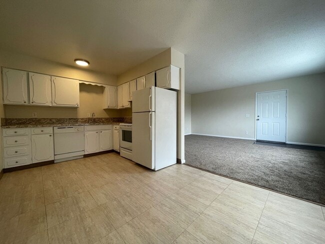 Building Photo - Spacious Montavilla 2 Bedroom Upstairs Uni...