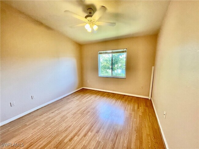 Foto del edificio - 8274 Key Royal Cir