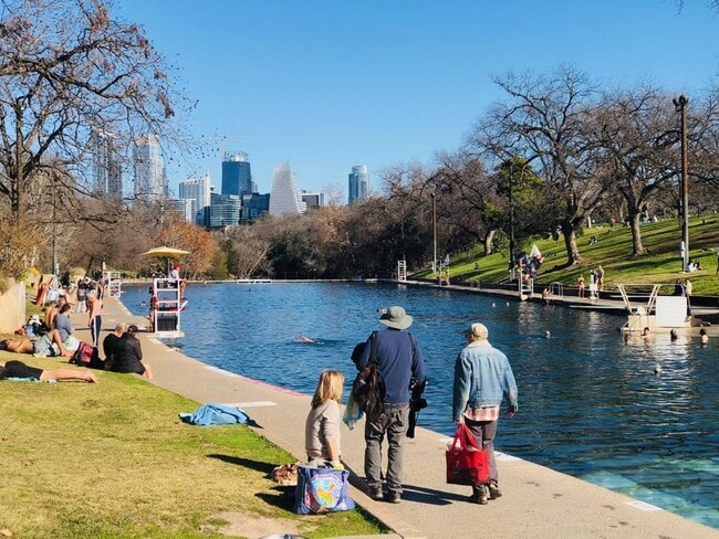 Foto del edificio - 1101 Hollow Creek Dr