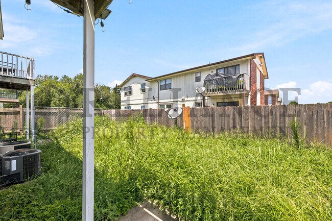 Foto del edificio - 7302-3 West Douglas Avenue