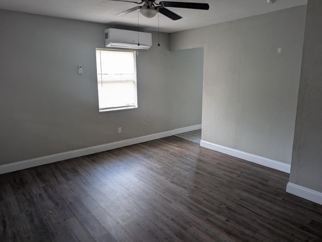 Building Photo - 303 E Hydrangia St