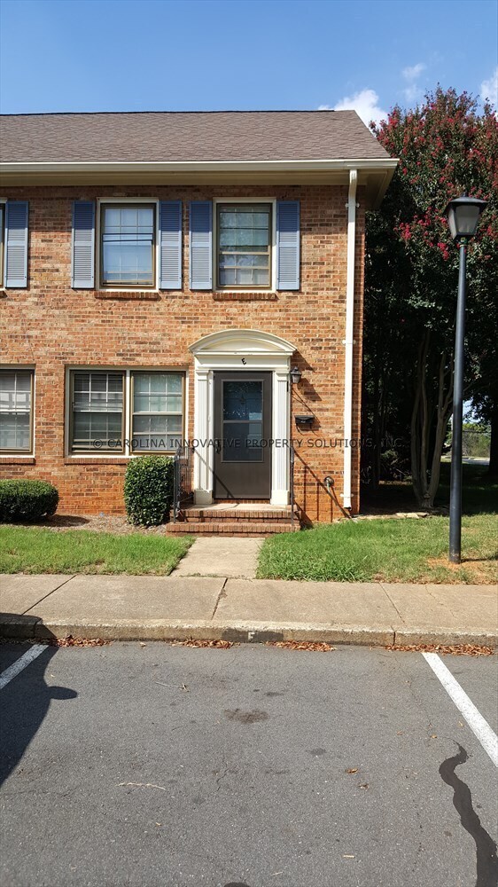 Building Photo - 2 Bedroom Townhouse in Prime Area