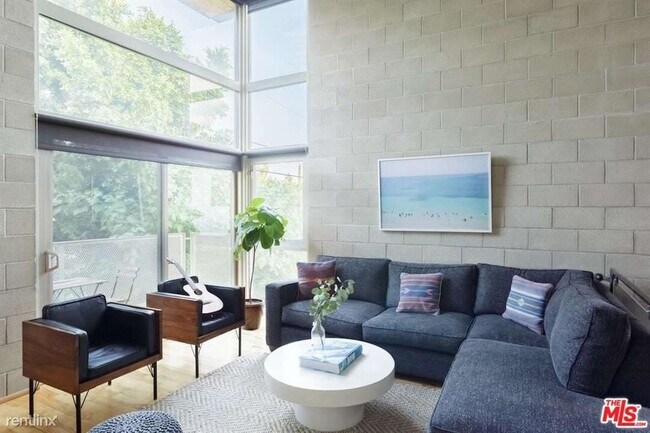 Foto del edificio - 530 N Larchmont Blvd