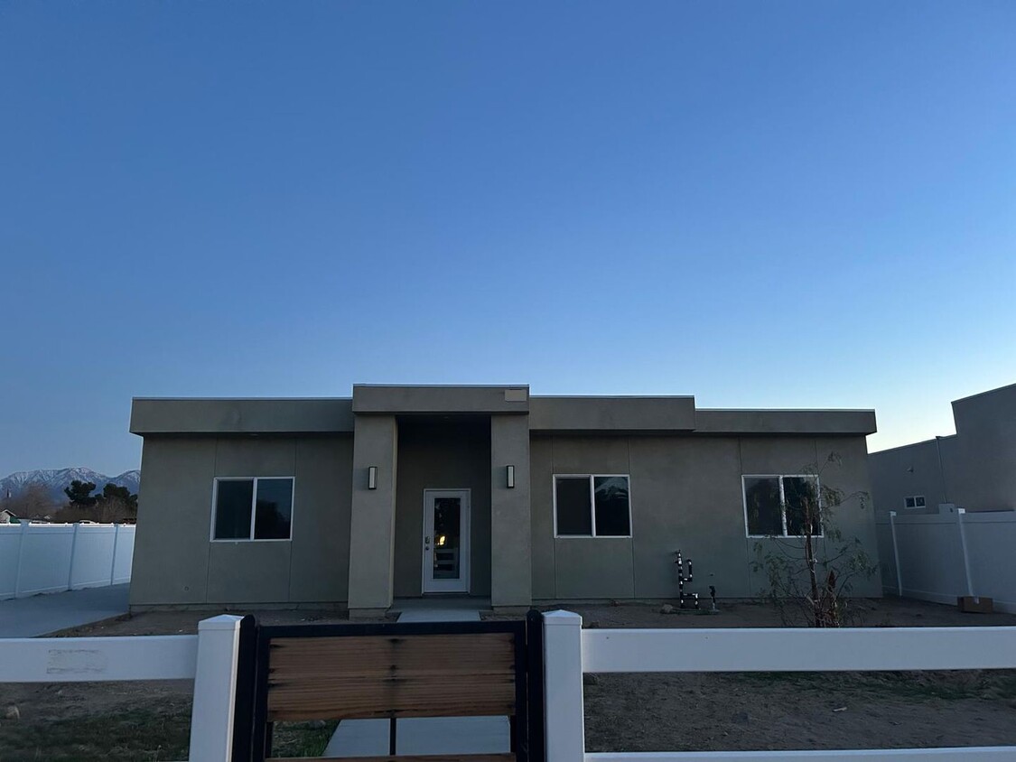 Primary Photo - 3 Bedroom 2 Bathroom Single Home with Gara...