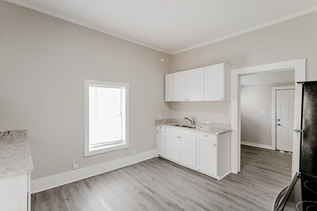 Foto del edificio - 815 Forrest Ave