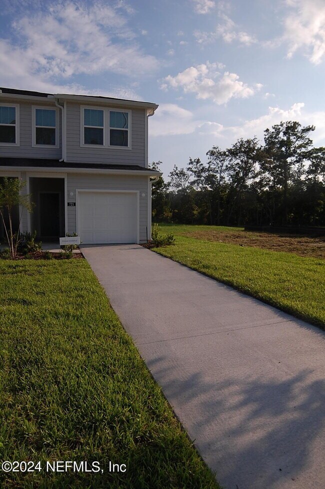 Building Photo - 721 Holly Lks Dr