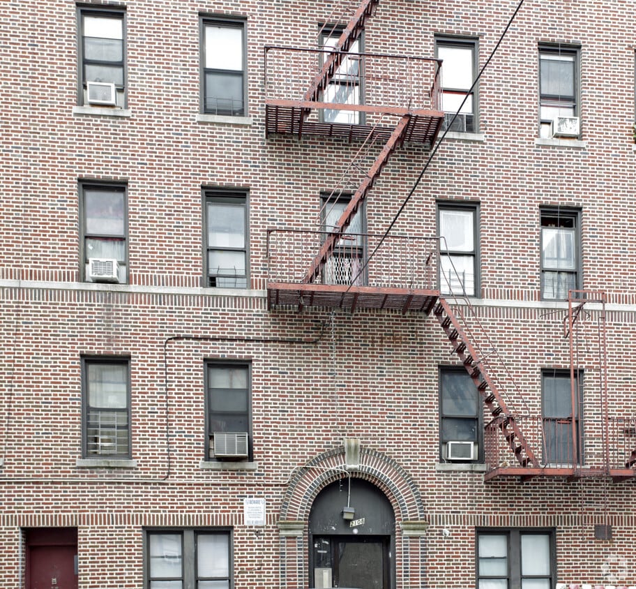 Building Photo - 2108 Ryer Ave