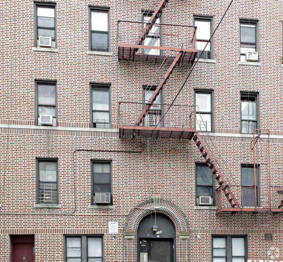 Foto del edificio - 2108 Ryer Ave