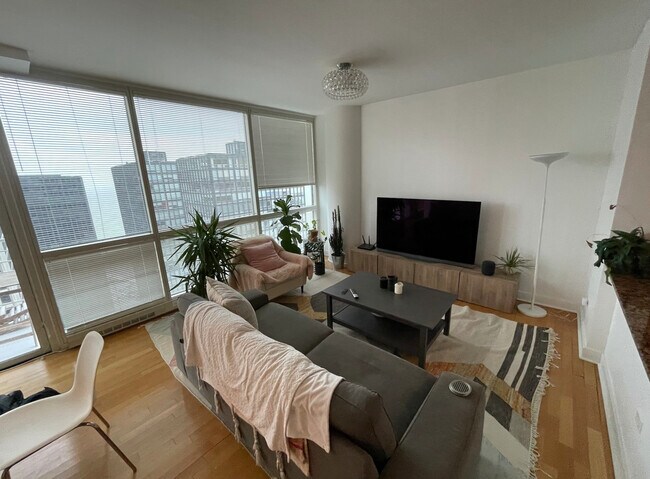 Foto del edificio - 250 E Pearson St
