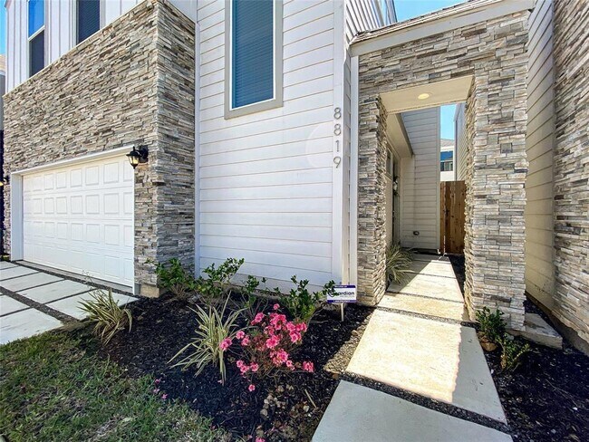 Building Photo - 8819 Hollister Pine Ct