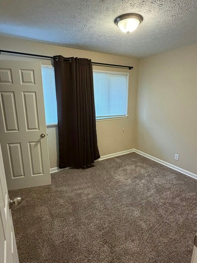 Building Photo - 2403 Meadow Dr