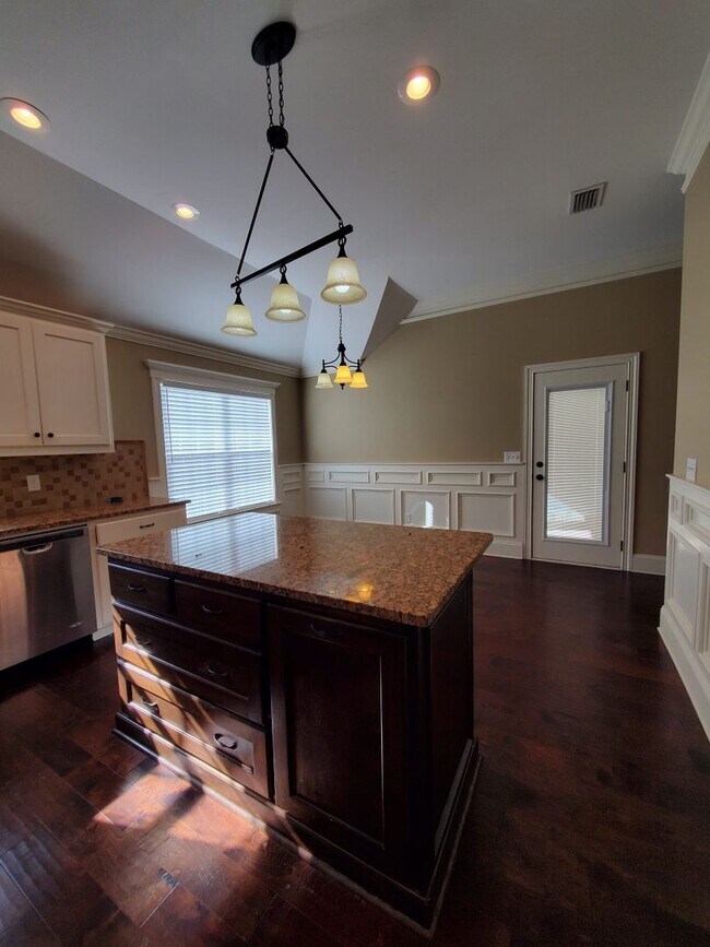 Foto del edificio - Spacious 4-Bedroom Home with Open Layout, Granite Finishes & Fenced Yard