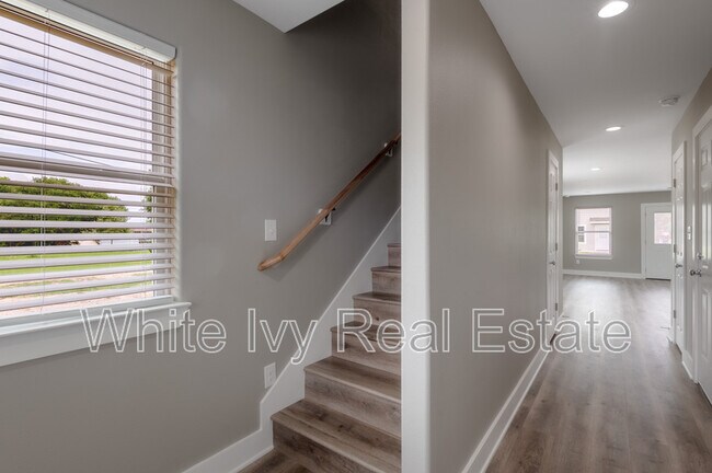 Building Photo - 250 N Shady Oaks Dr
