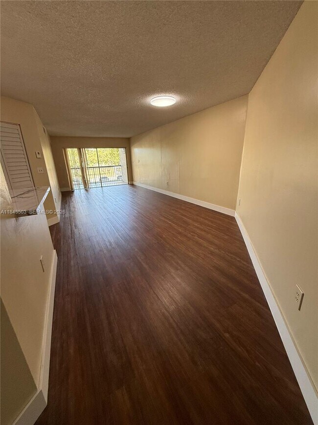 Foto del edificio - 6272 NW 186th St