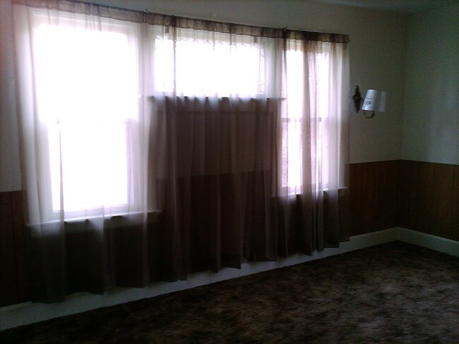bedroom - 136 E Schlieman Ave