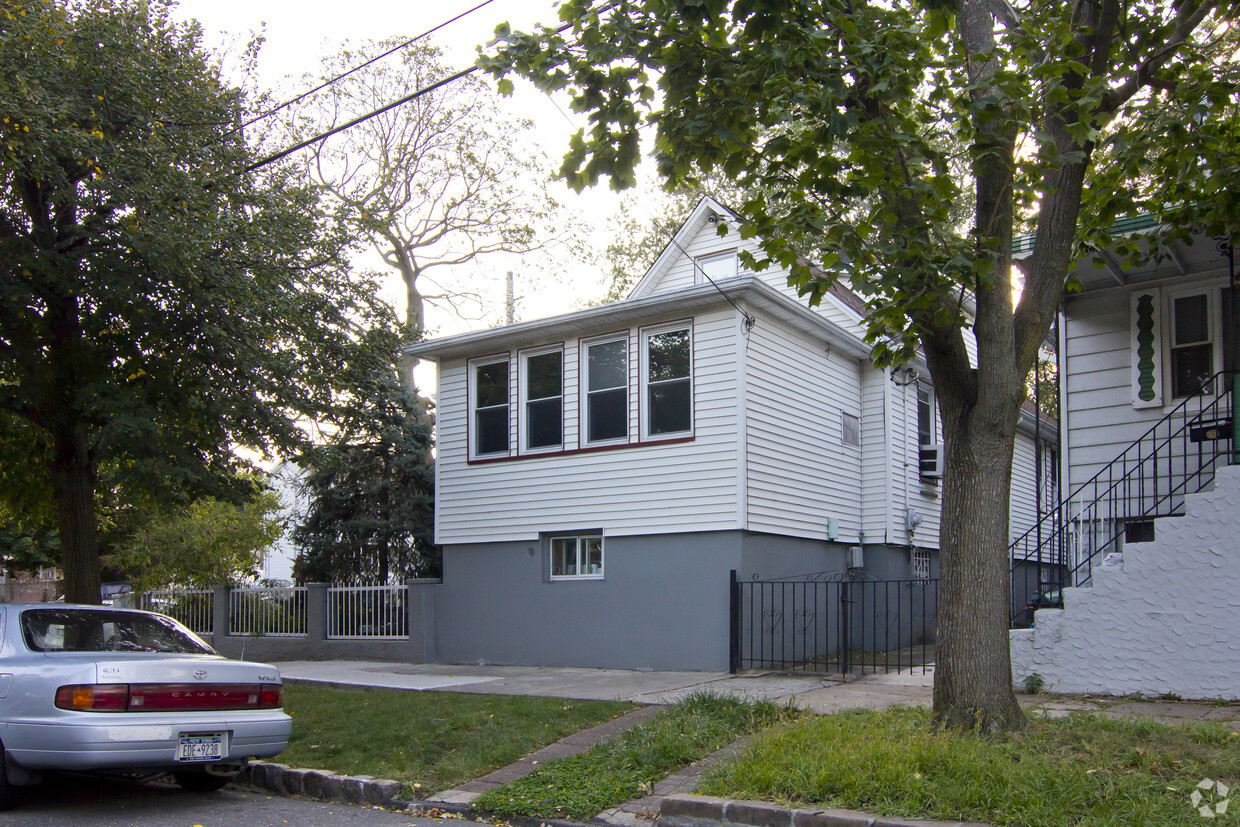 Building Photo - 1927 Gildersleeve Ave