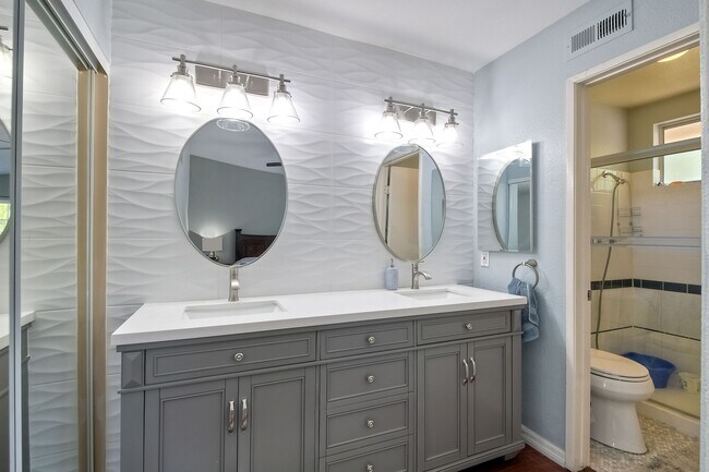 Foto del edificio - 12340 Creekview Dr