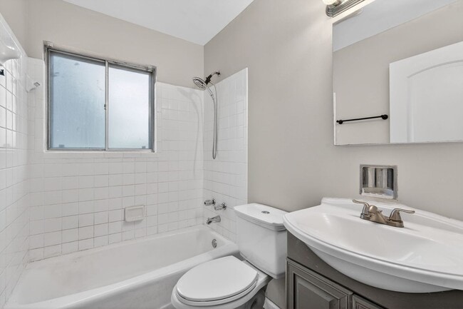 Foto del edificio - Updated 3-Bedroom Home with Fenced Yard in Florissant