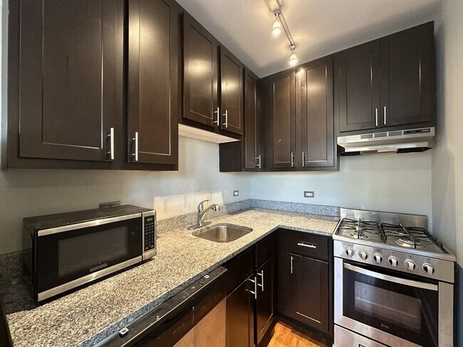 Building Photo - 4742 N Hermitage Ave