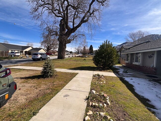 Building Photo - Beautiful Stallion Springs Home With A View!