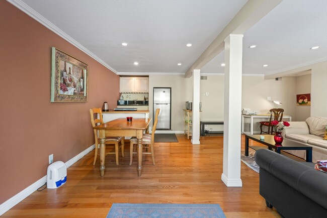 Building Photo - Spacious & Furnished Lower Flat in Prime B...