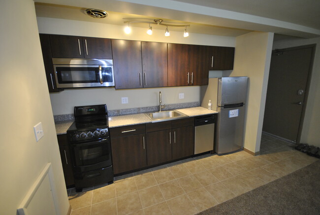 Una habitación y cocina - 809 W Madison St
