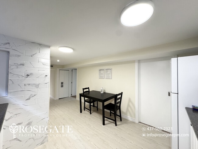 Photo du bâtiment - Spacious 1-Bedroom Basement Apartment with Parking in Mississauga (Pet-Friendly)
