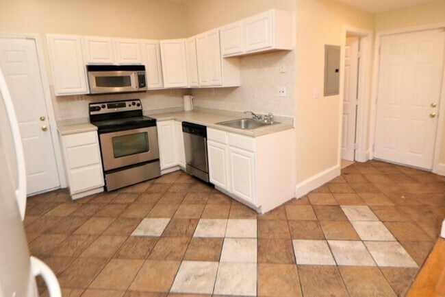 Building Photo - 14 Estella St