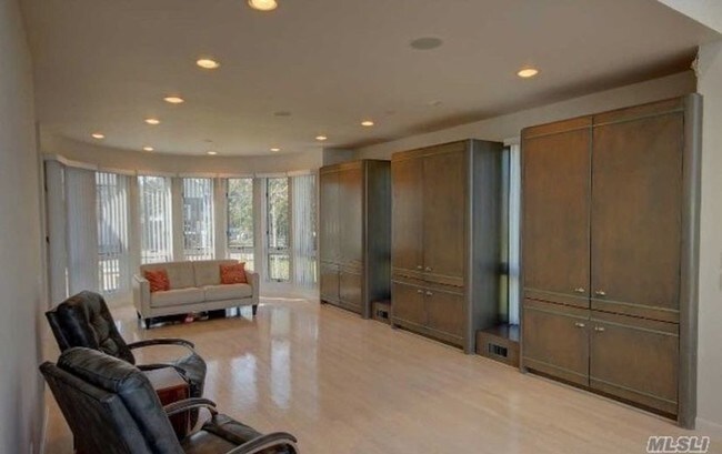 Foto del edificio - 1045 W Park Ave