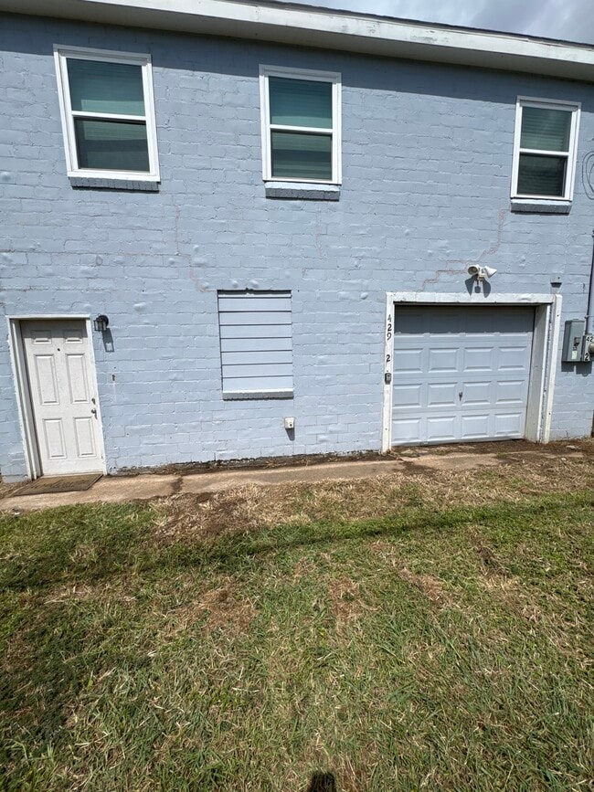 Building Photo - 429 W 2nd St