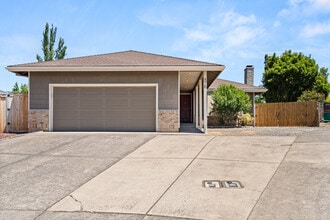 Building Photo - 876 Ridgeway Cir