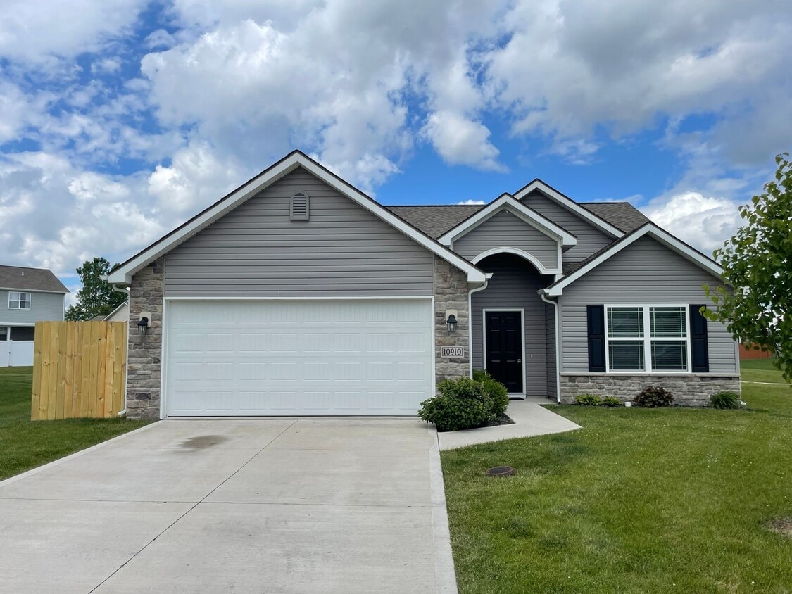 10910 La Fortuna Cv, Roanoke, IN 46783 House Rental in Roanoke, IN