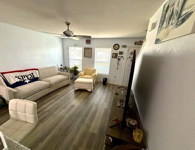 Foto del edificio - Four Bedroom / Three Bath Home