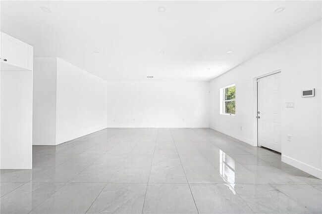 Foto del edificio - 7990 NW 8th Ave