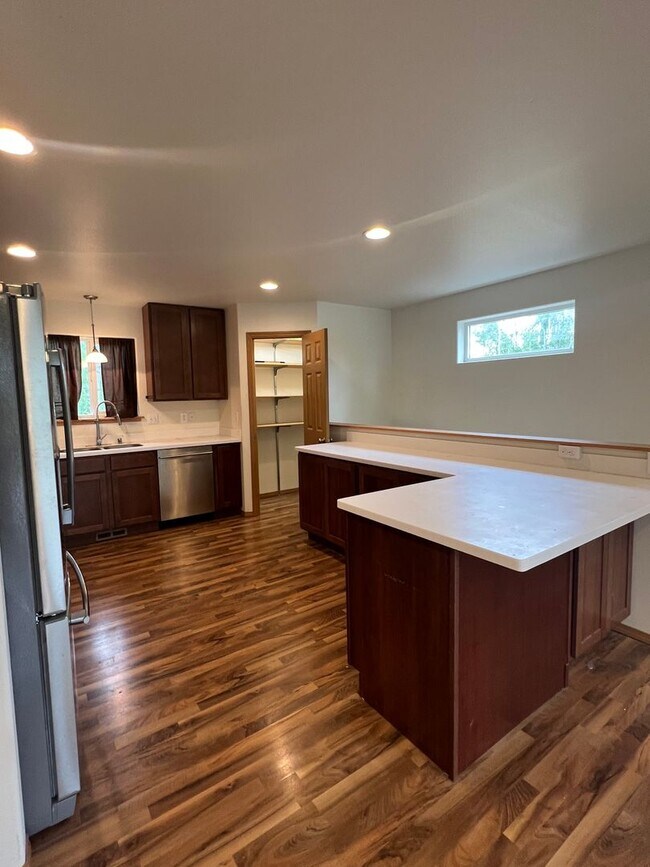 Building Photo - Lakeview home with 2 bedrooms plus an offi...