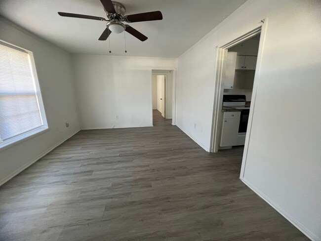 Building Photo - 2 BED 1 BATH READY TO RENT IN PLANT CITY!