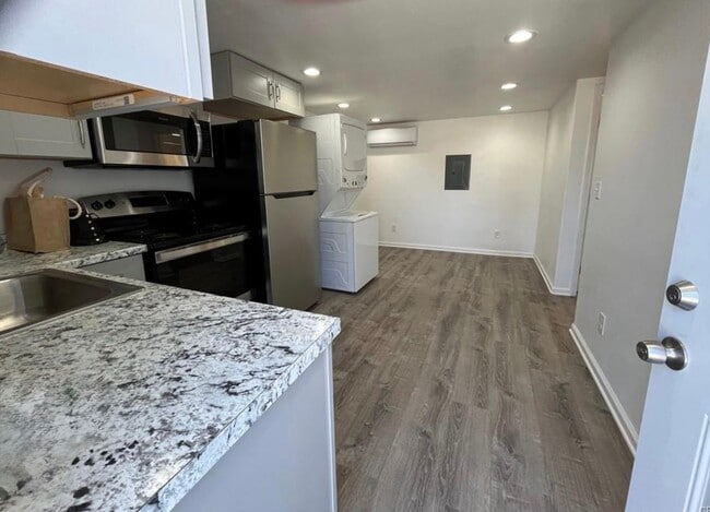 Building Photo - One-bedroom, one-bathroom apartment located in Riverside!
