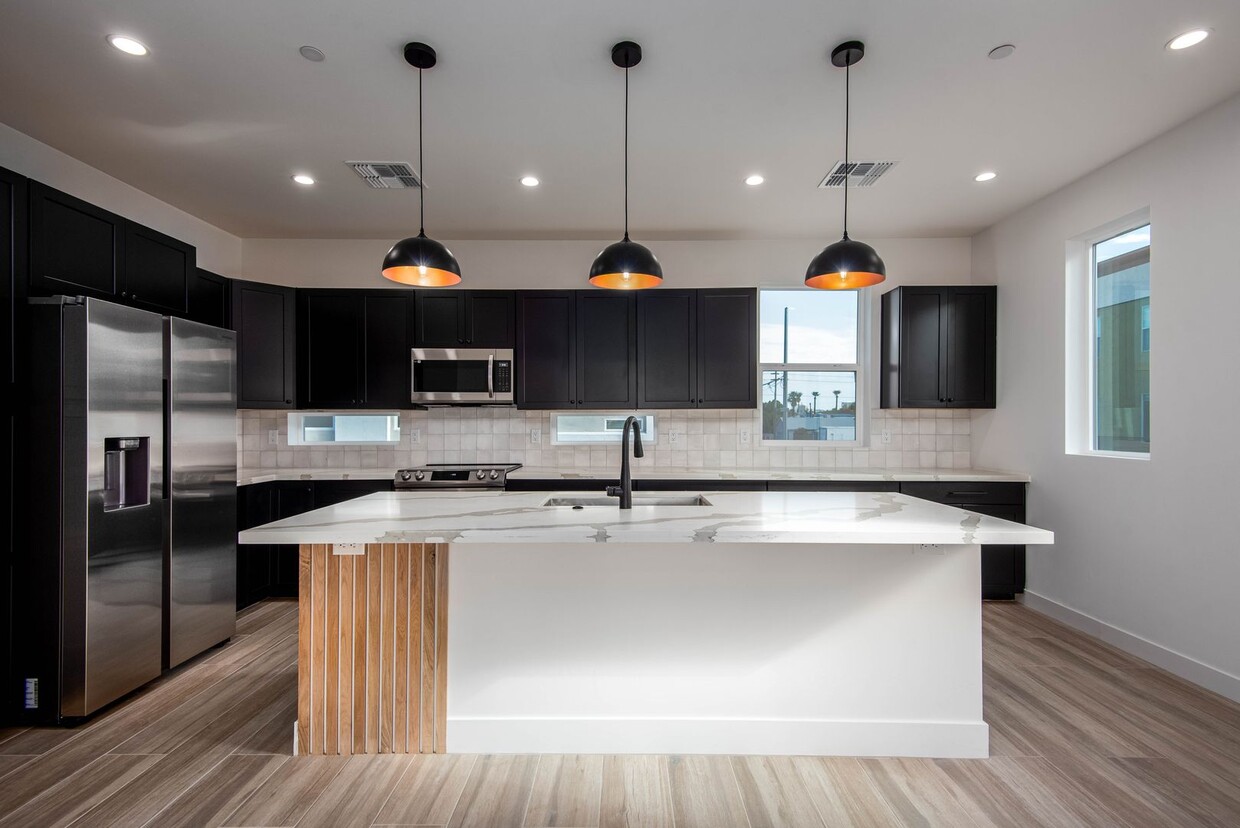 Primary Photo - Stunning 3 Bedroom/3.5 Bath Town House in ...