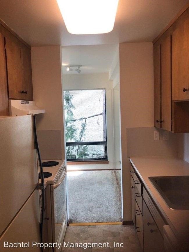Building Photo - 1 br, 1 bath Apartment - 2316 Yale Ave. E.