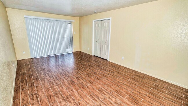 Foto del edificio - 3035 Walnut Bend Ln