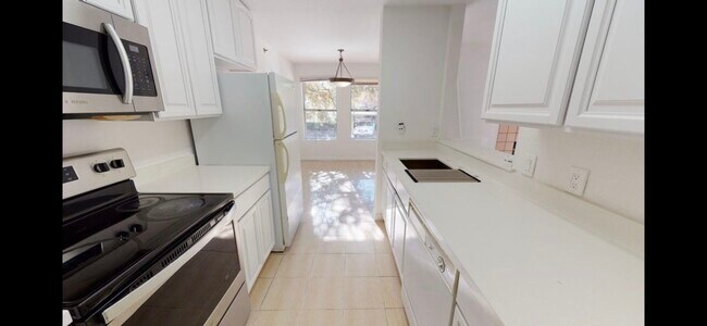 Building Photo - 695 Bristol Dr