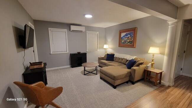 Building Photo - 3413 Elwood Dr W