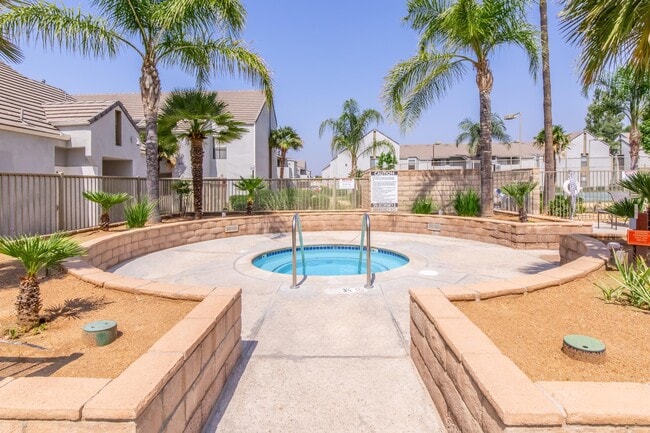 Foto del edificio - Palm Court Apartment Homes