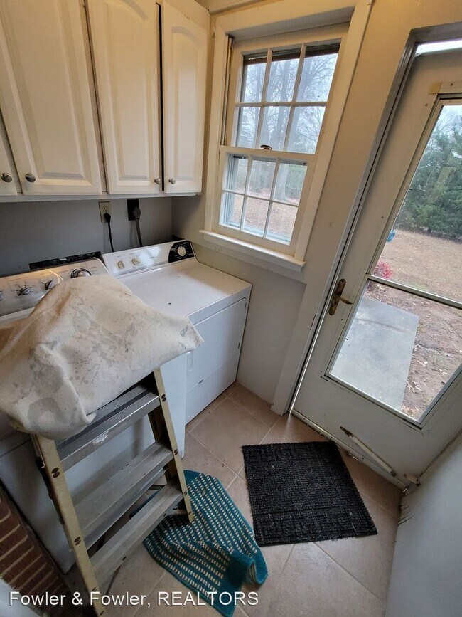 Building Photo - 3 br, 1.5 bath House - 301 Meadowood St