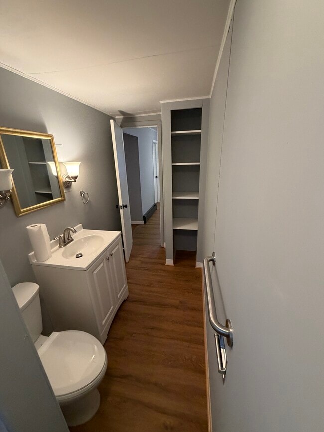 Building Photo - 454 Bodnick St