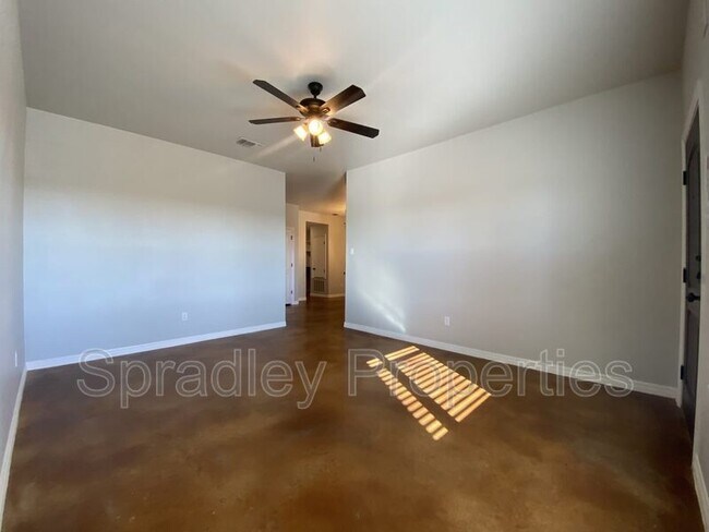 Building Photo - 208A Juniper Dr