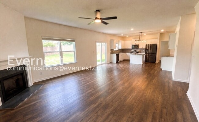 Building Photo - 5 Bed/5 Bath Home with 3 Car Garage / Pet-Friendly / Available Now!