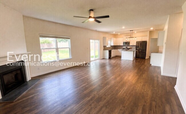 Foto del edificio - 5 Bed/5 Bath Home with 3 Car Garage / Pet-Friendly / Available Now!