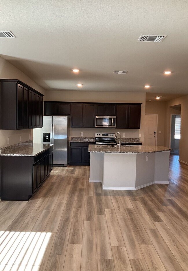 Foto del edificio - COMING SOON!