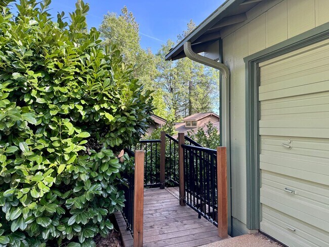 Foto del edificio - 4-bed 3-bath home in Nevada City!